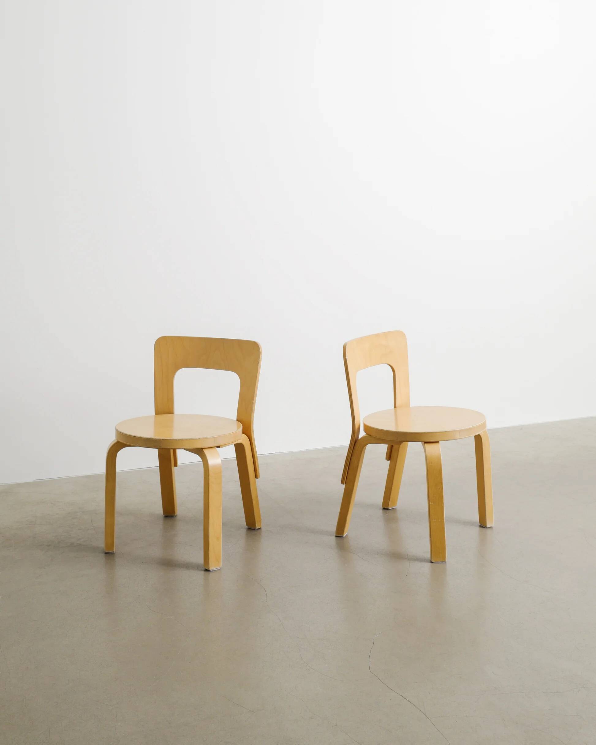 Paire de chaises pour enfant en bois N65 par Alvar Aalto, Finlande années 1990