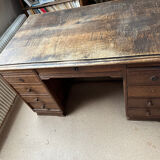 Bureau ancien en bois avec tiroirs.