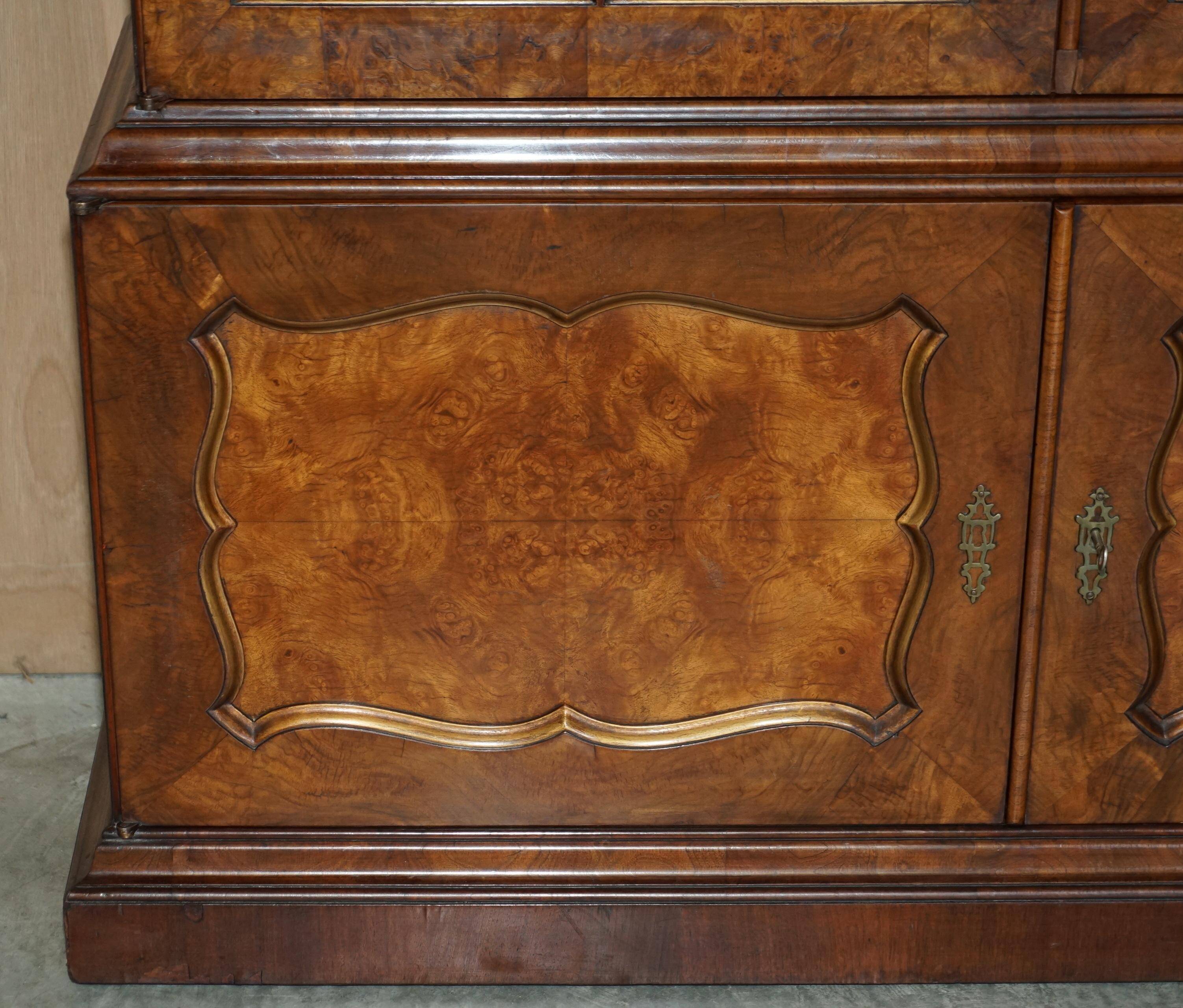 Bibliothèque victorienne en noyer loupe avec portes vitrées gothiques