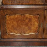 Bibliothèque victorienne en noyer loupe avec portes vitrées gothiques