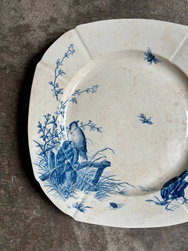 Moyen plat carré Gien en terre de fer bleue, service ''Oiseaux'' vers 1870