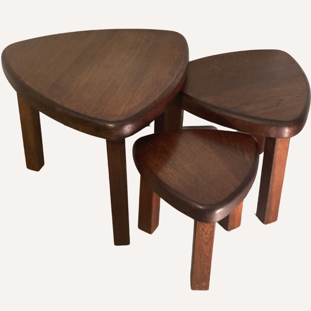 Chêne brutaliste organique incurvé ovale côté ou tables gigognes, néerlandais vers 1960