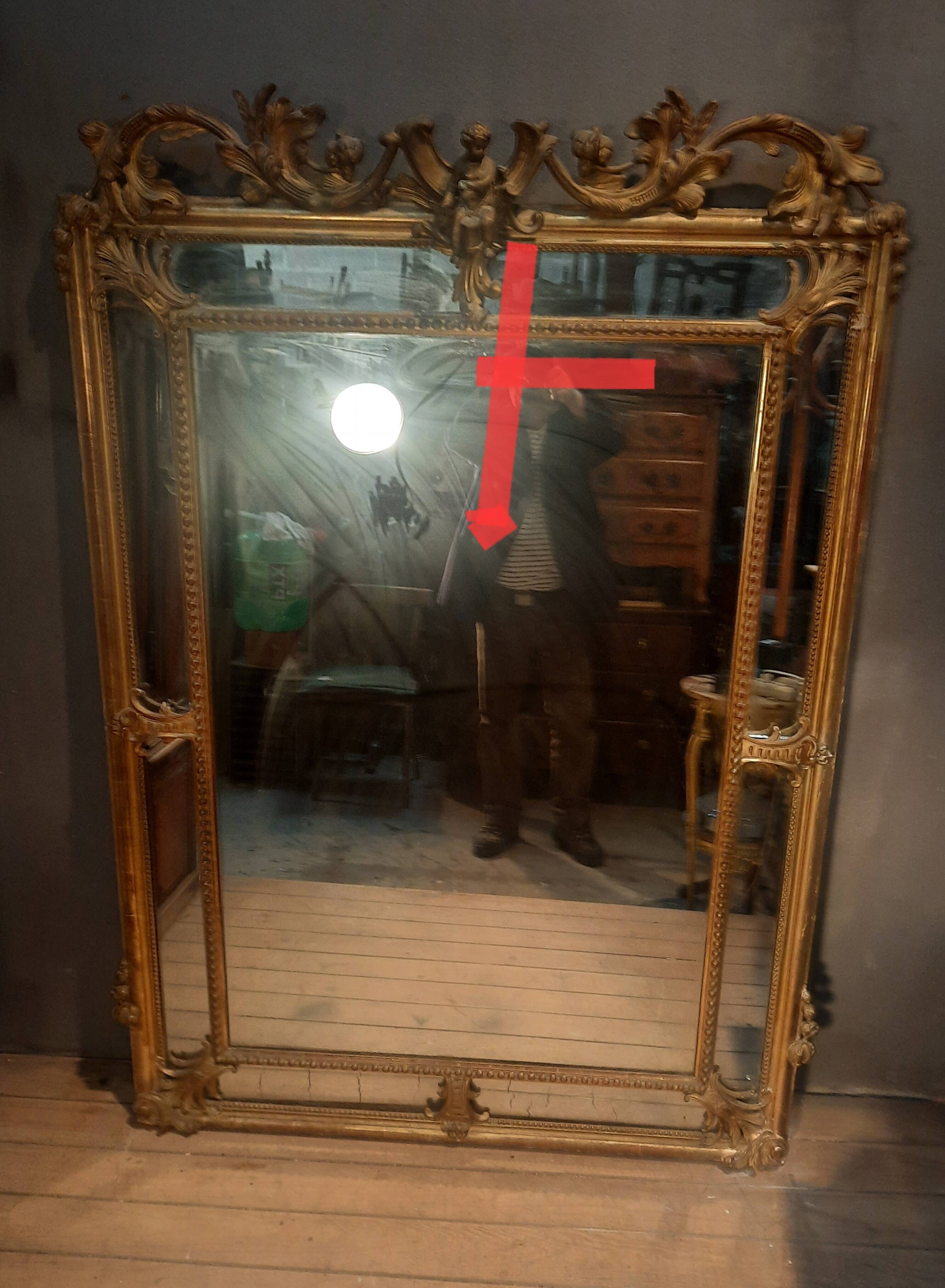 Large gold mirror with closed edges
