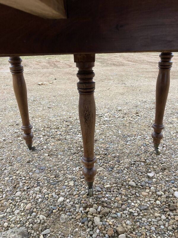 Table ronde en noyer de 130 cm de diamètre .