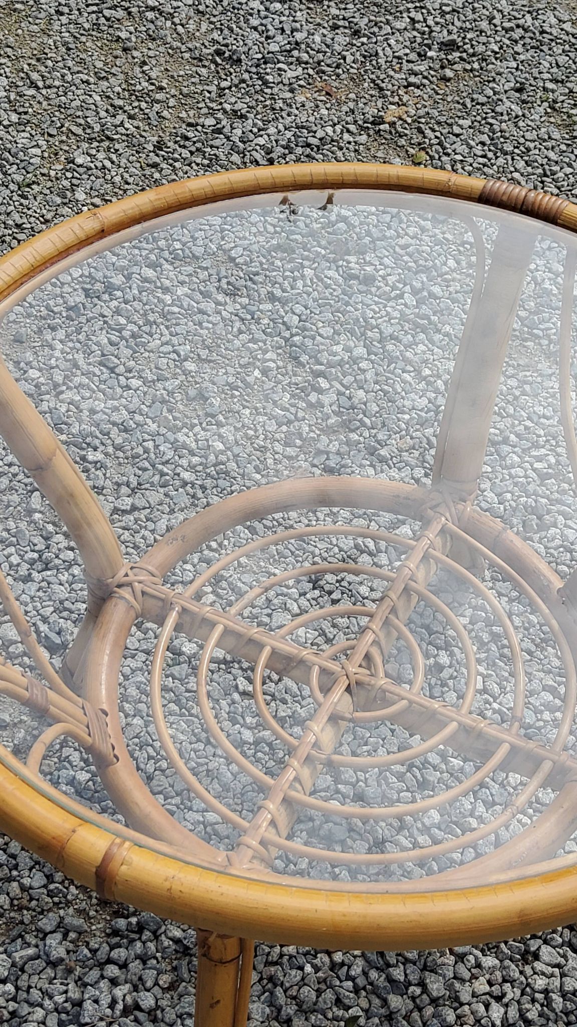 Table basse ronde en rotin plateau en verre des années 70