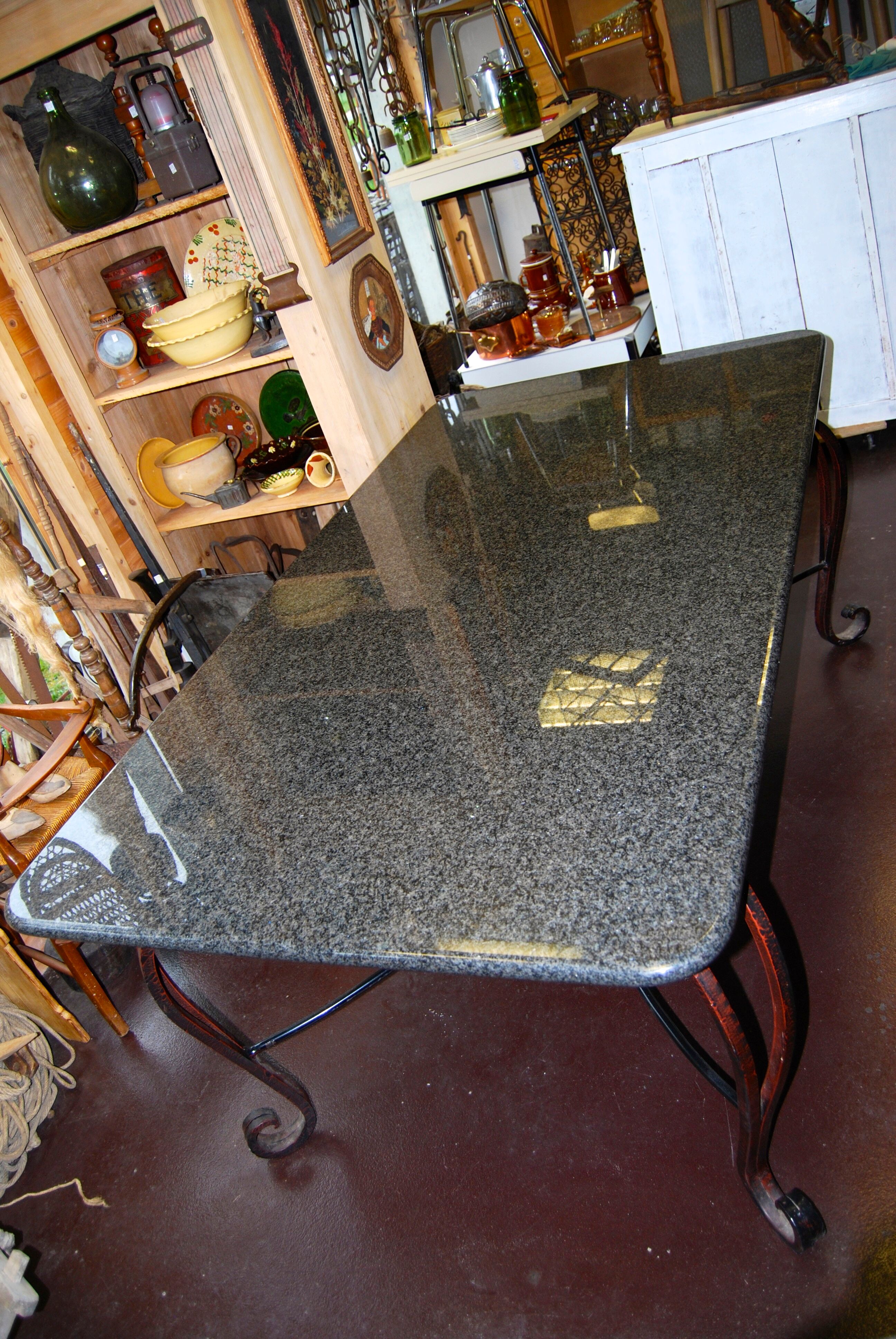 Table en fer forgé et plateau marbre granit