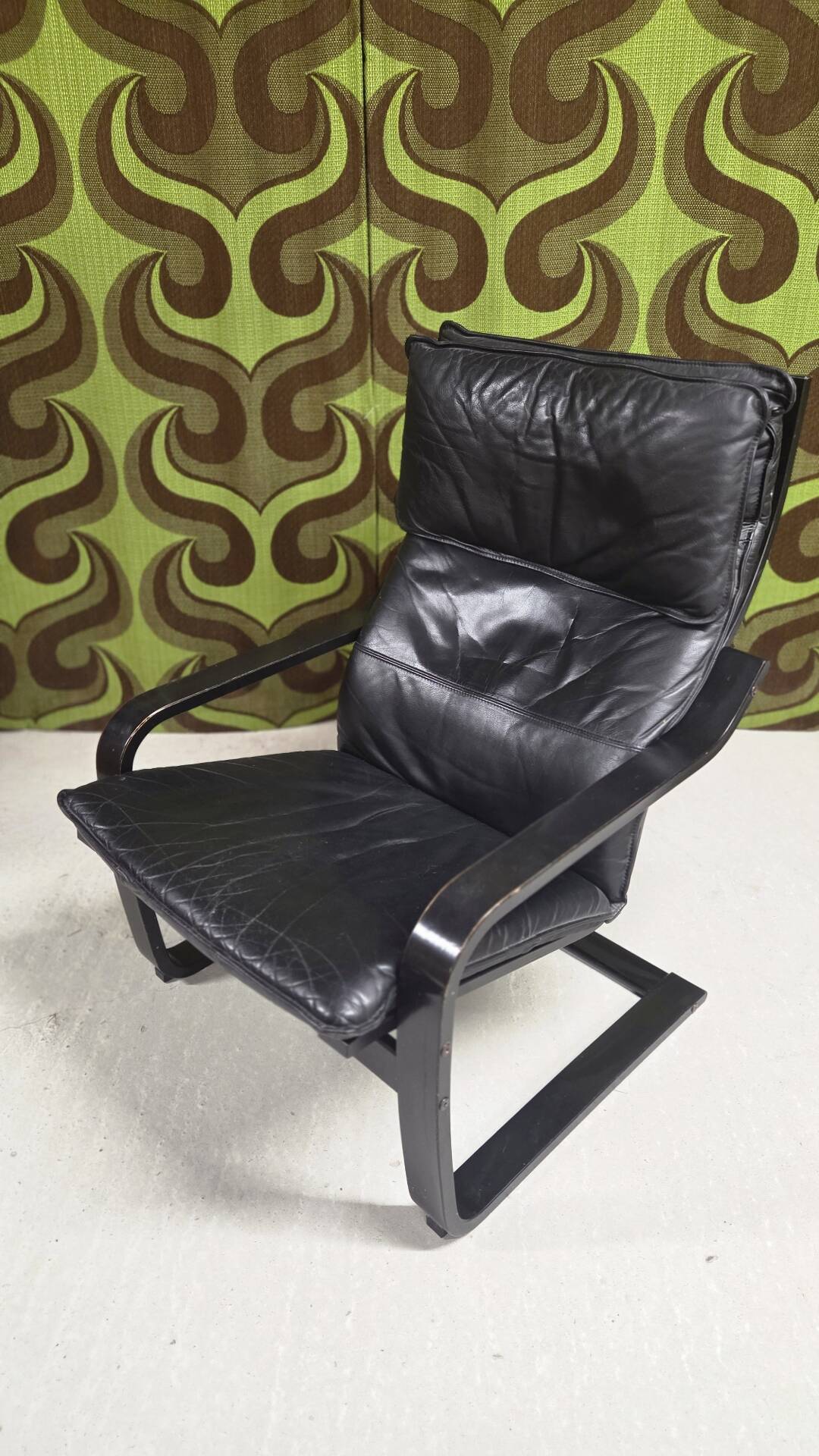 Fauteuil vintage IKEA années 1980 Cuir noir & ottoman