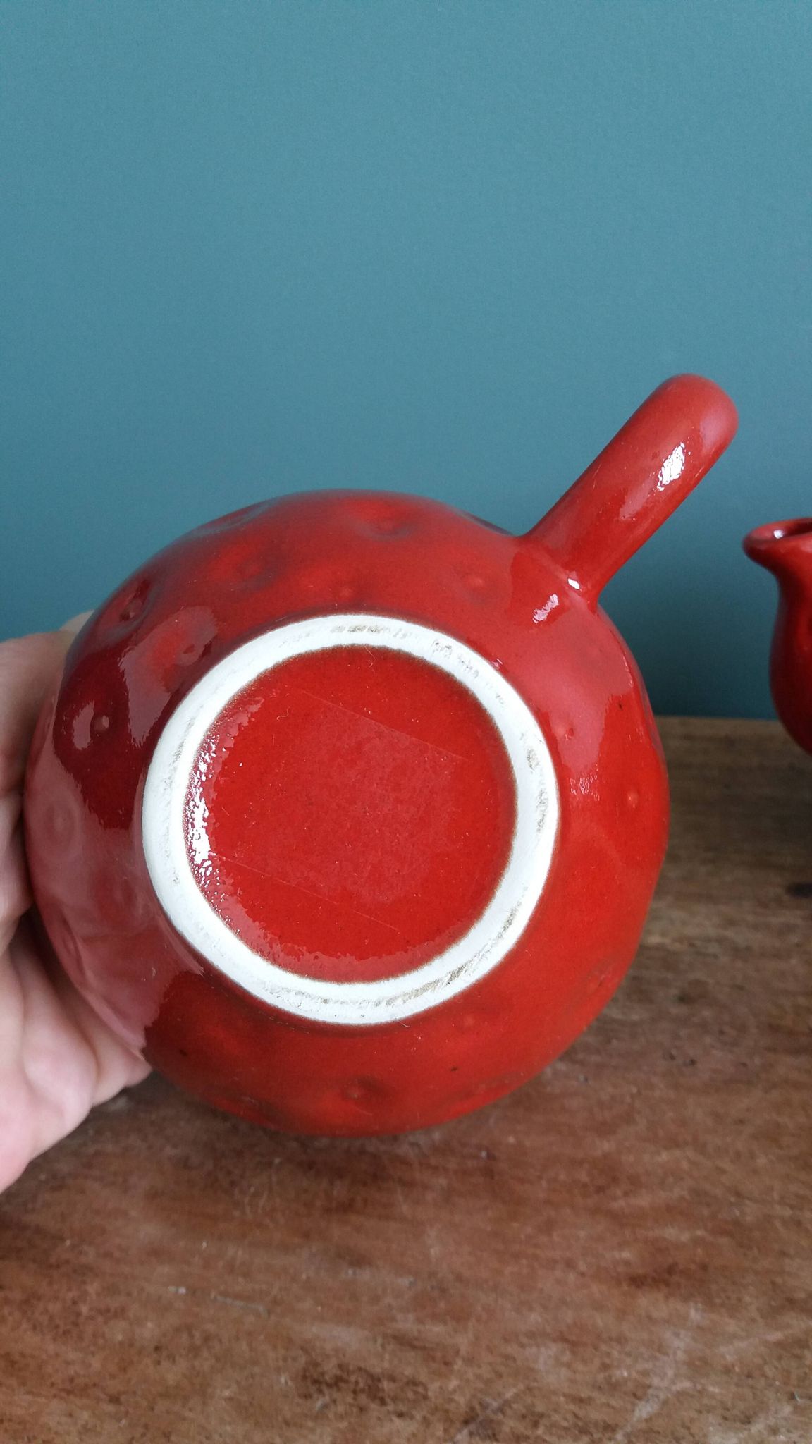 Théière et tasse en forme de fraise