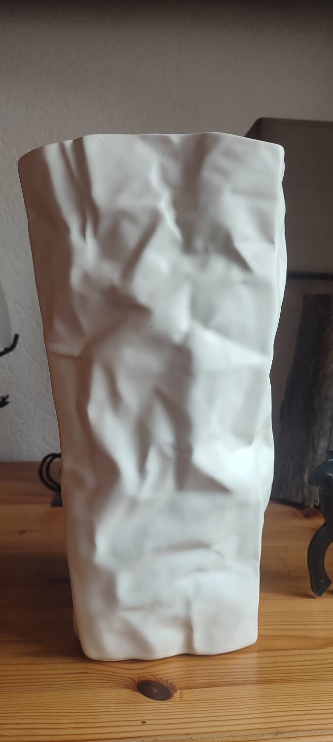 Large vase "Kami" style, matte white with crumpled paper effect.
