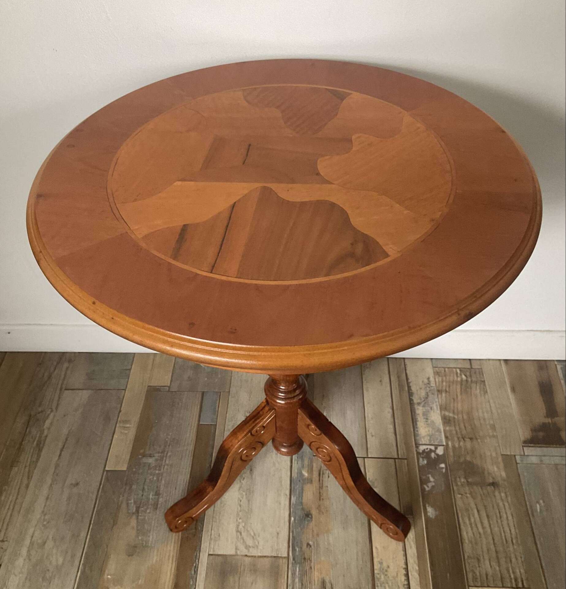 Side table or end table in solid wood with marquetry top.