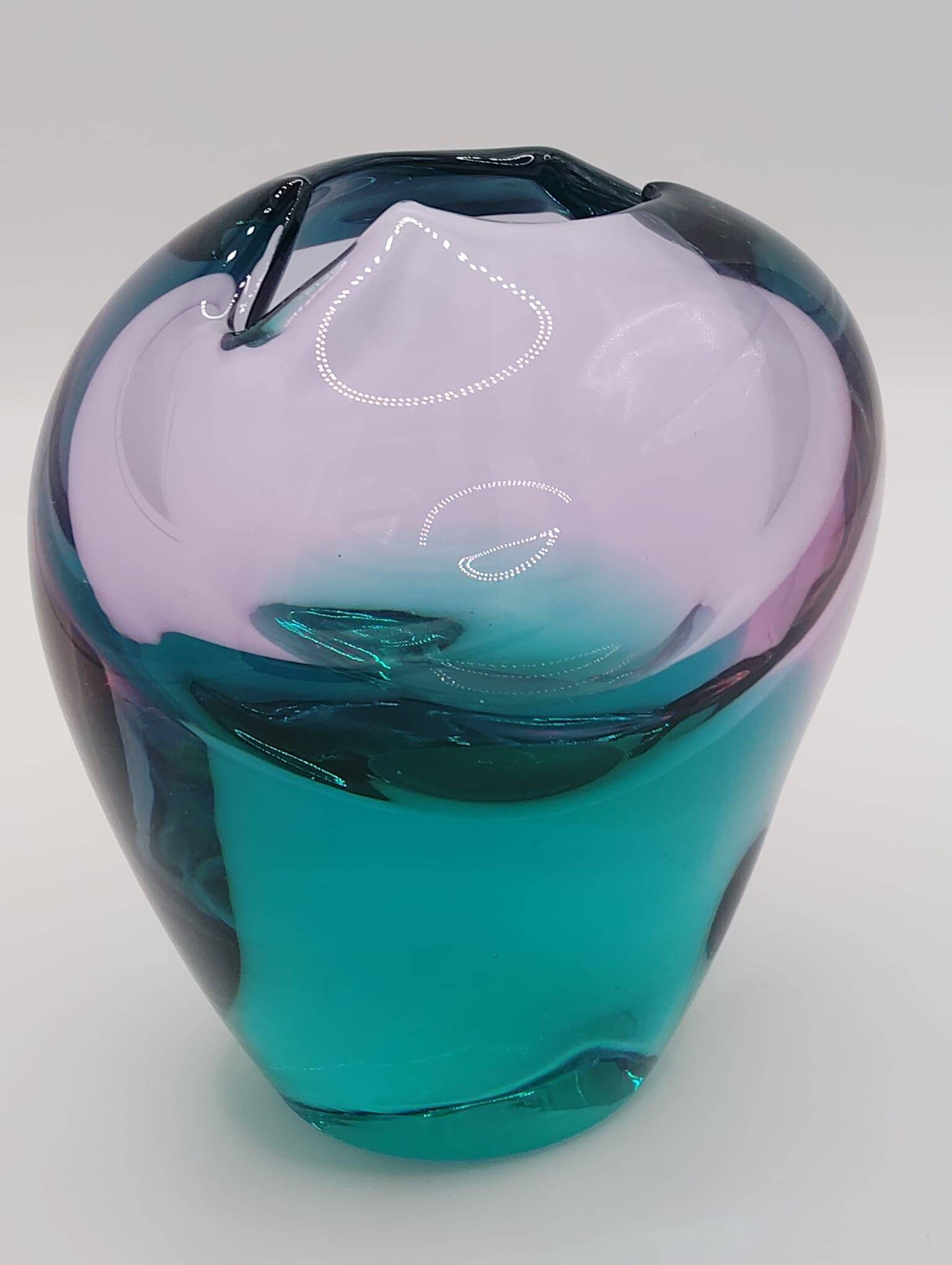 Pretty little glass vase in very good condition.