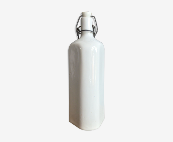Bouteille en grès triangulaire