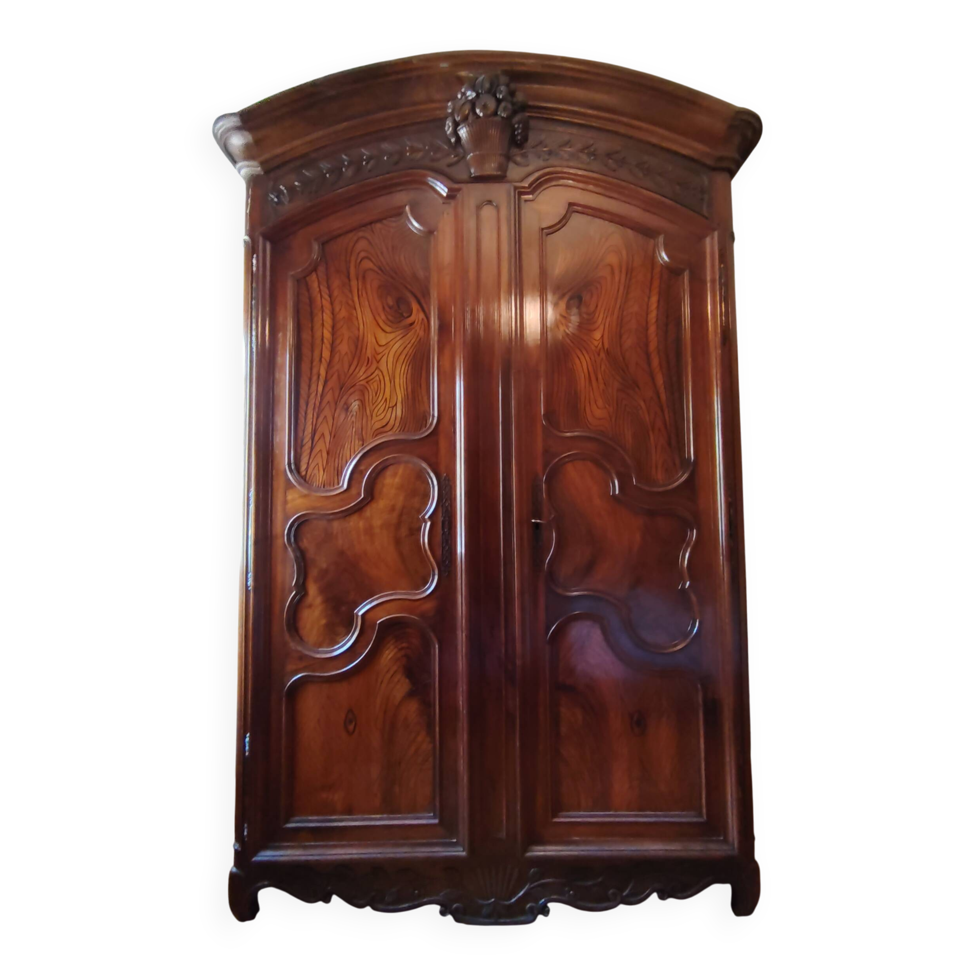 Lyonese walnut wardrobe from the 18th century.