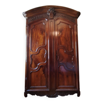 Lyonese walnut wardrobe from the 18th century.