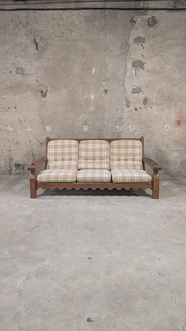 Salon vintage en bois massif avec coussins à carreaux