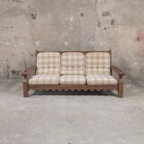 Salon vintage en bois massif avec coussins à carreaux