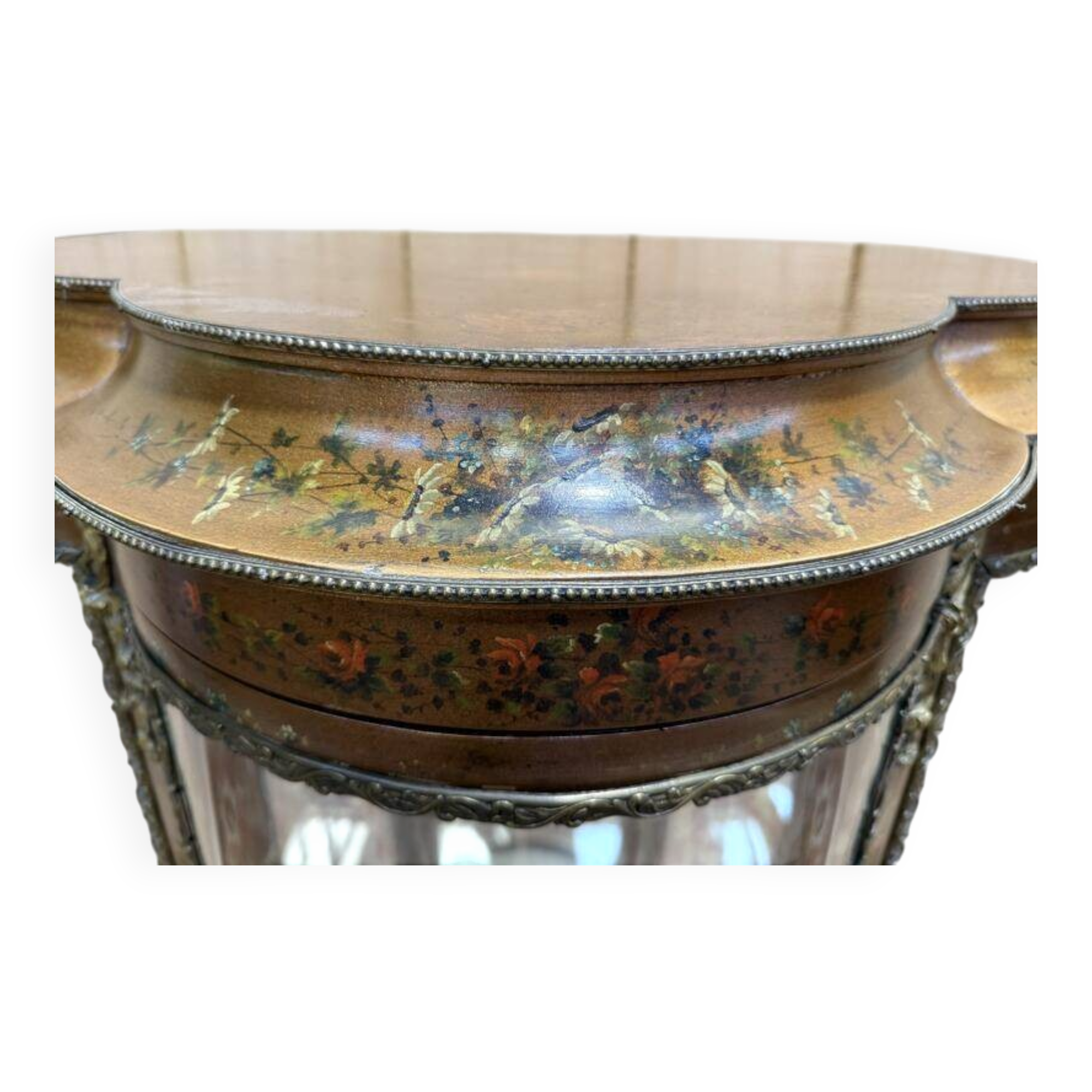 Vitrine galbée de style Louis XVen bois peint et bronze