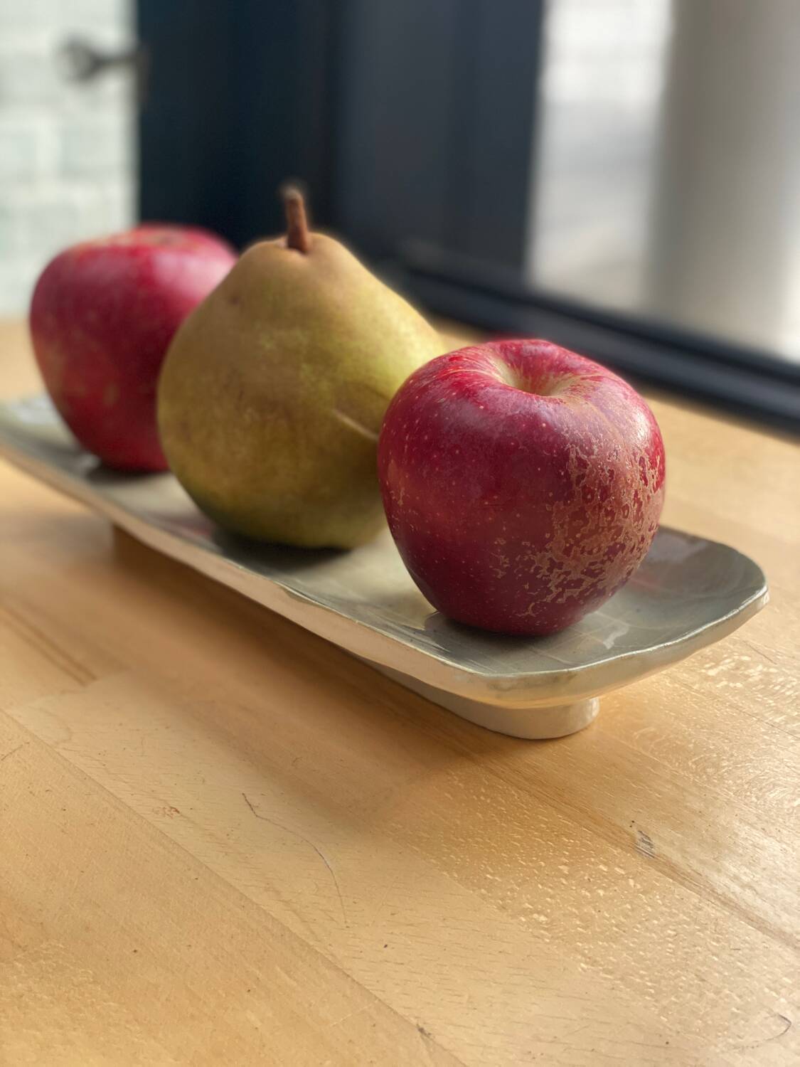 Elongated cake plate