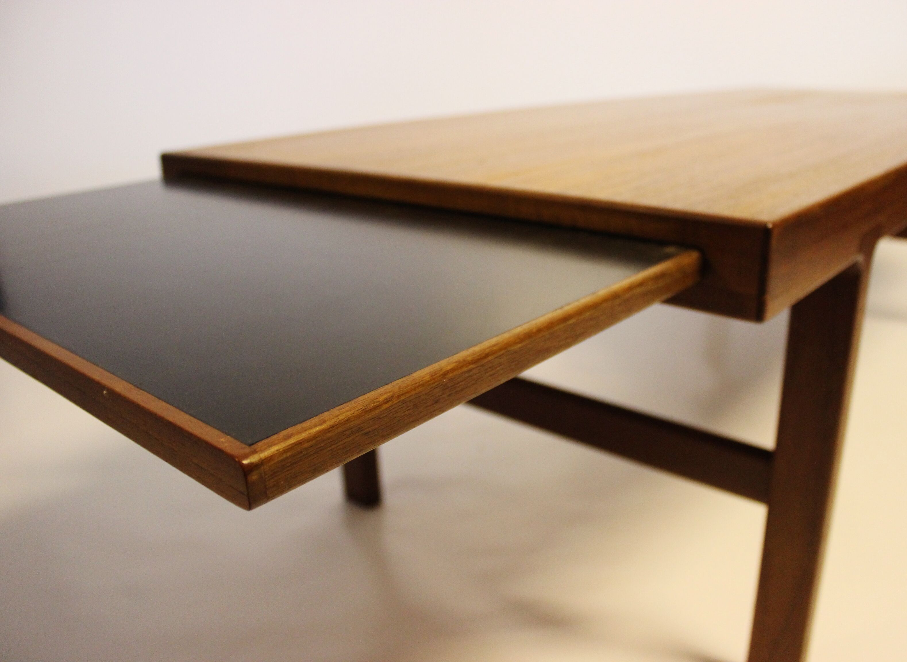 Table basse en teck avec feuille d'extension noire, design danois, années 1960.