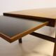Table basse en teck avec feuille d'extension noire, design danois, années 1960.