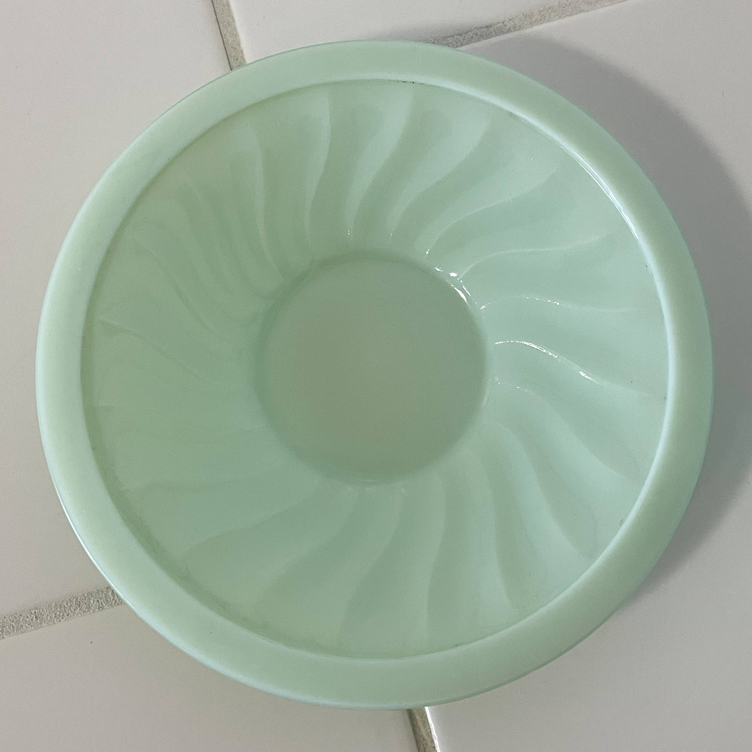 Tasse à thé et soucoupe en opaline vert menthe à motif tourbillon, fabriquées en France