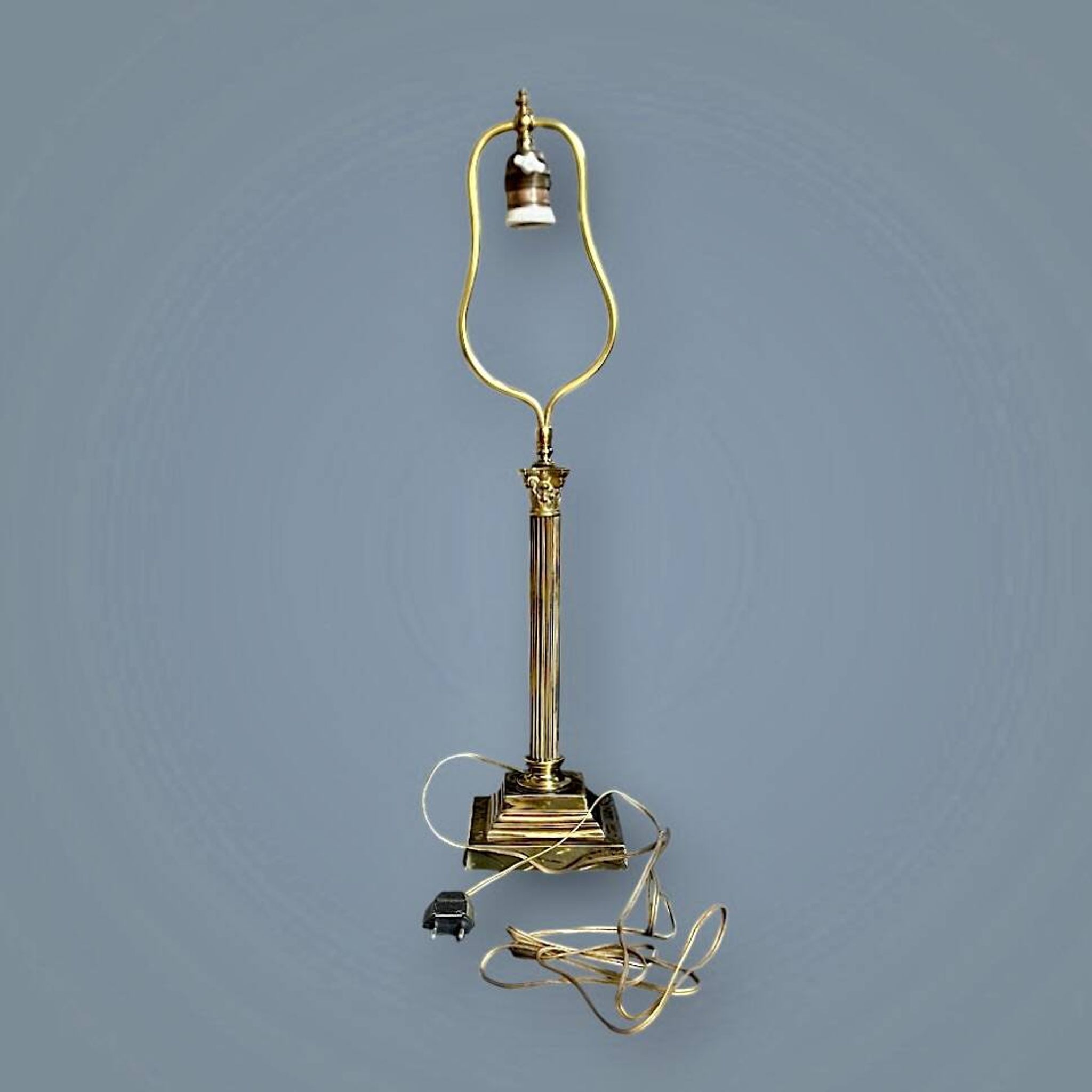 Antique lamp base in patinated brass – fluted column – H 60 cm