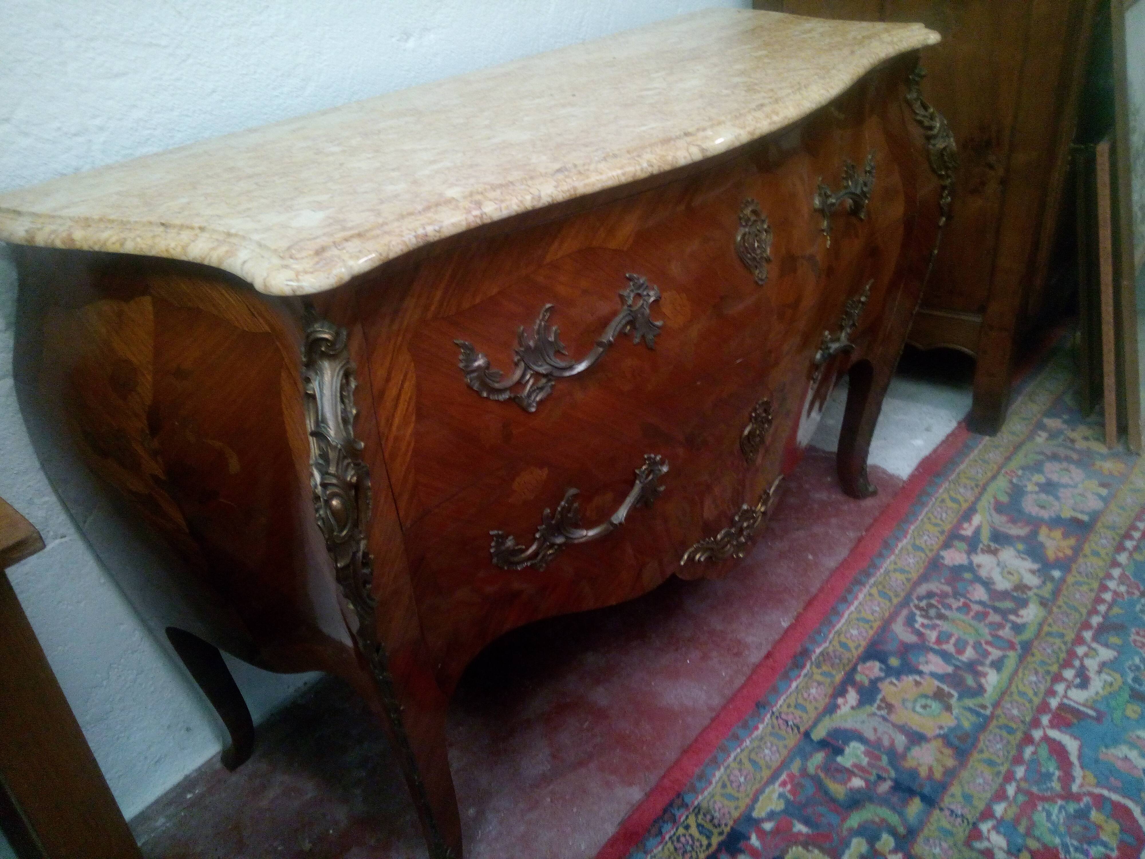 Commode galbée dessus marbre de style Louis XV