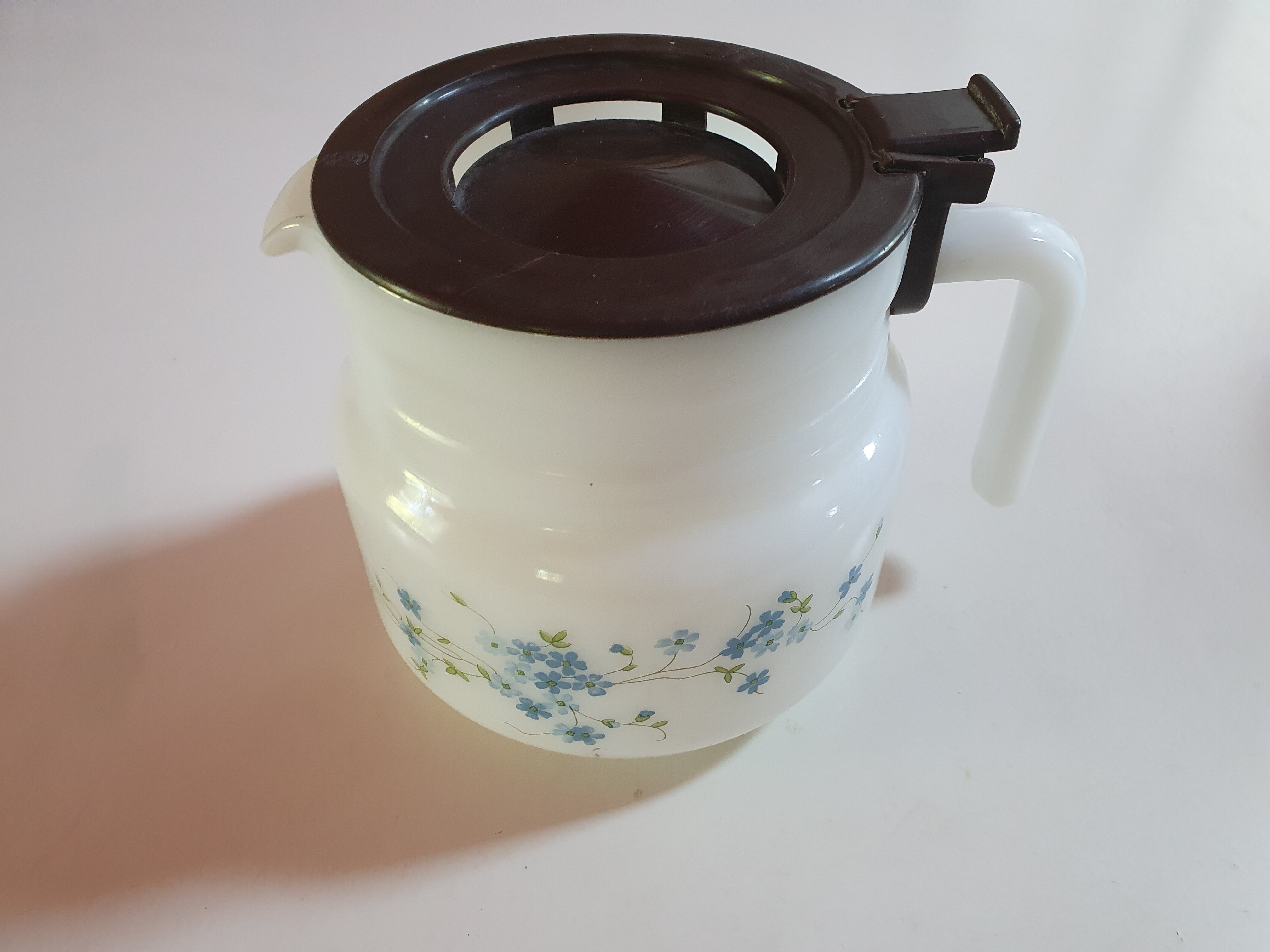 Vintage coffee bowl in arcopal with small flowers blue mysotis brown lid