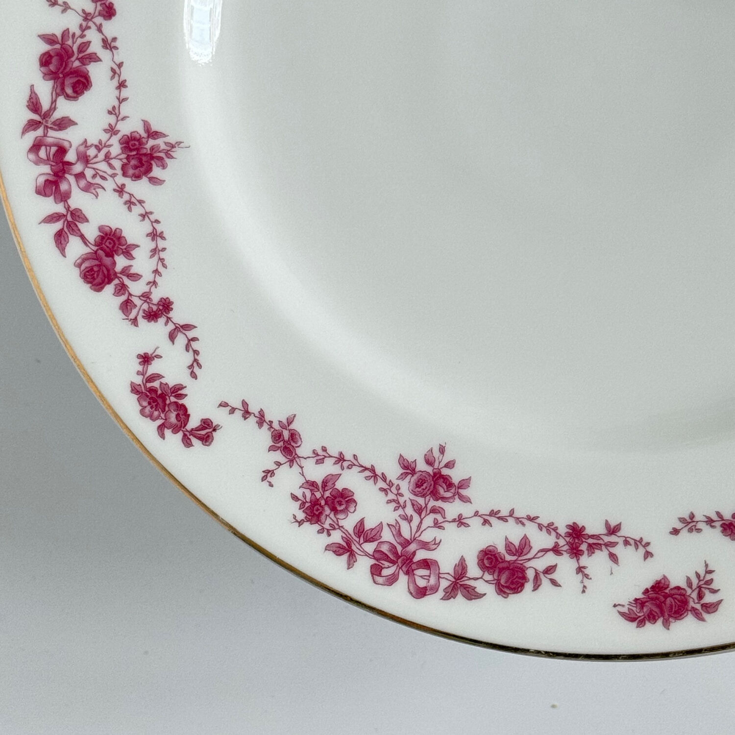 Cake stand | EPIAG | pink/purple ribbons/bows and garlands