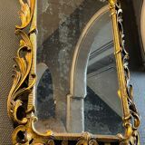 Miroir doré louis xv rocaille en bois sculpté et stuqué, xixe siècle