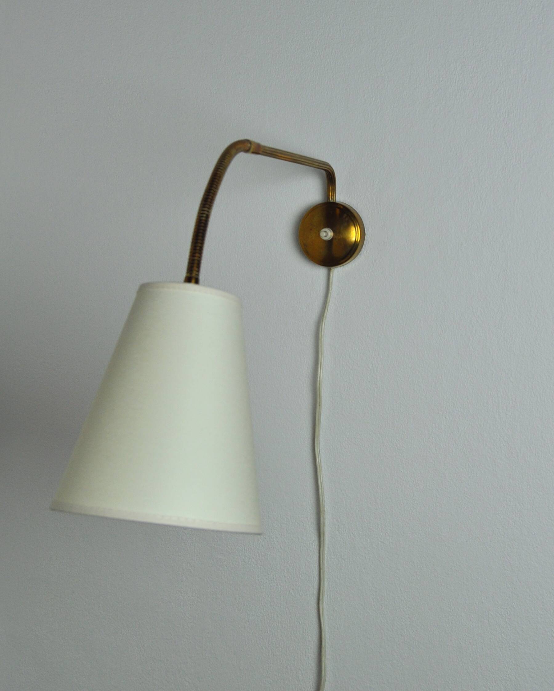 Applique murale scandinave moderne en laiton avec bras réglable