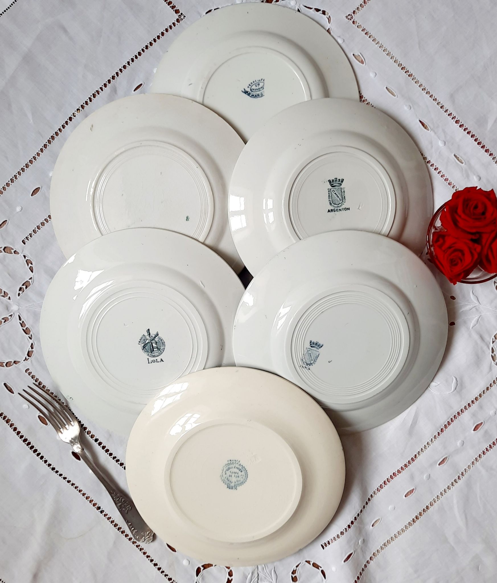 Old flat plates mismatched in iron earth accompanied by a serving dish