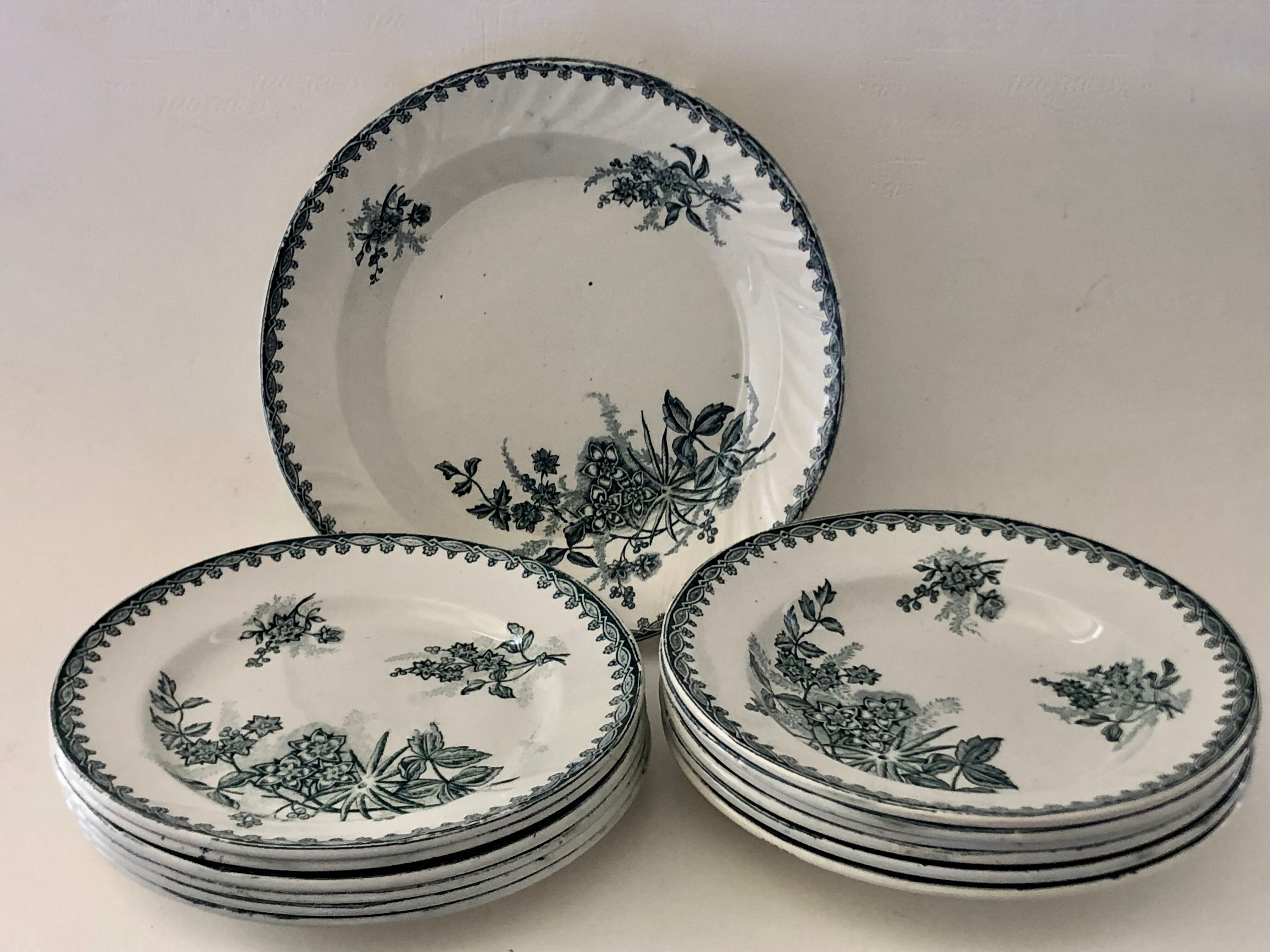 Assiettes Plates Anciennes En Terre De Fer Modèle Tournesol De La Manufacture Francaise Creil Et Montereau