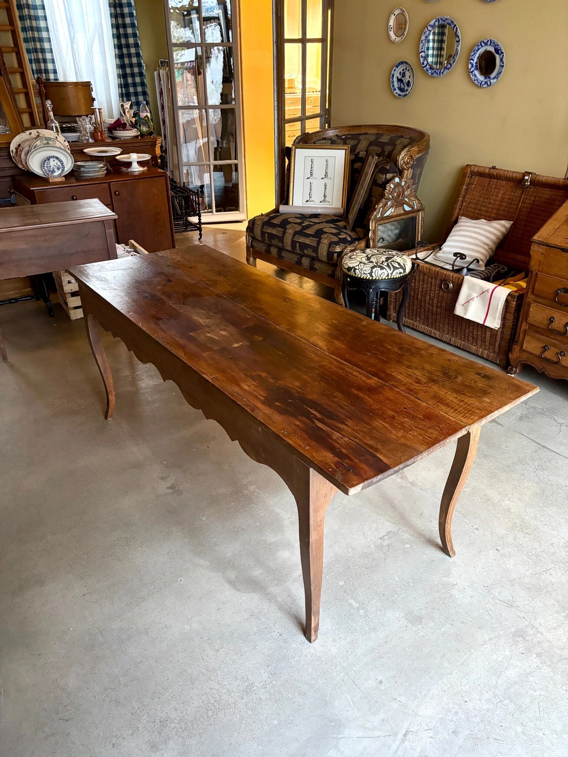 Dining table with 2 drawers in walnut, Louis XV period, 18th century. ☐ 188 x 70 cm