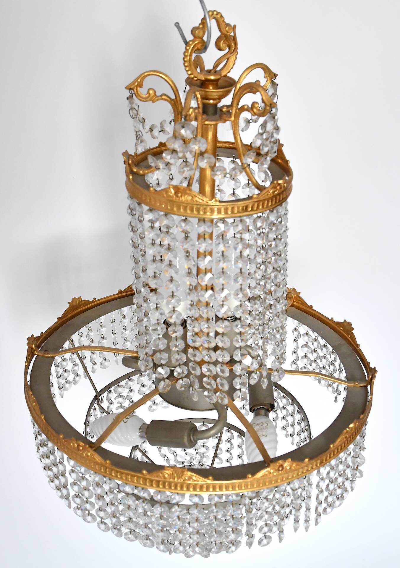 3-light chandelier in gold metal and glass pendants