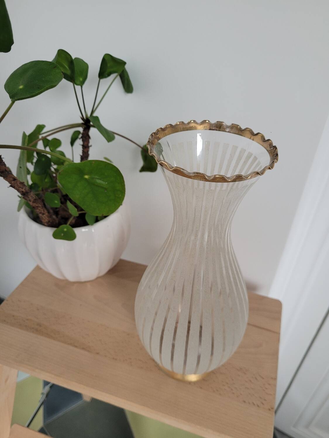 Vase granité blanc et rebord doré