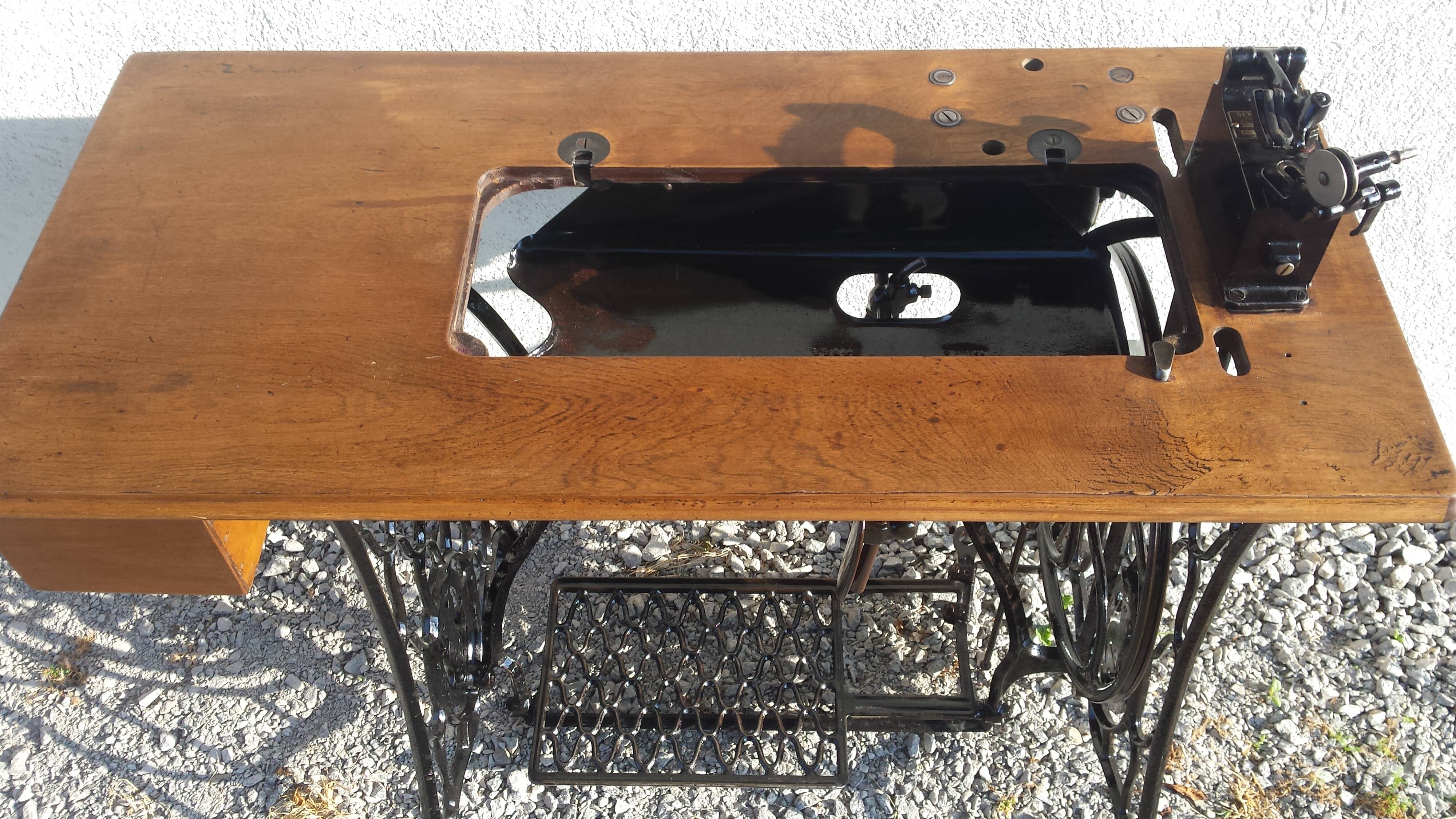 Singer's sewing machine foot console