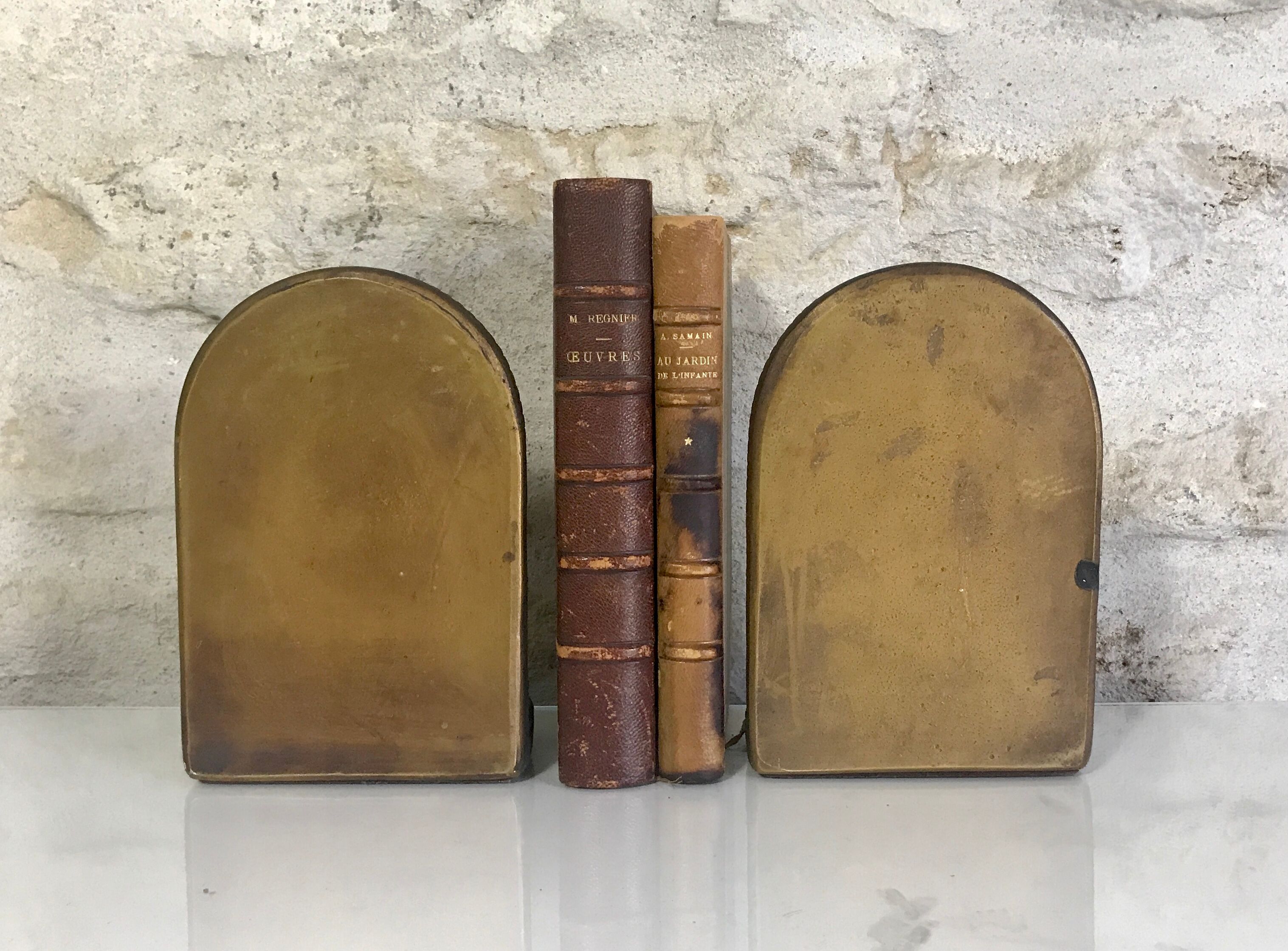 Antique bookends, Bust figure in bronze patinated plaster. 19 x 13 cm