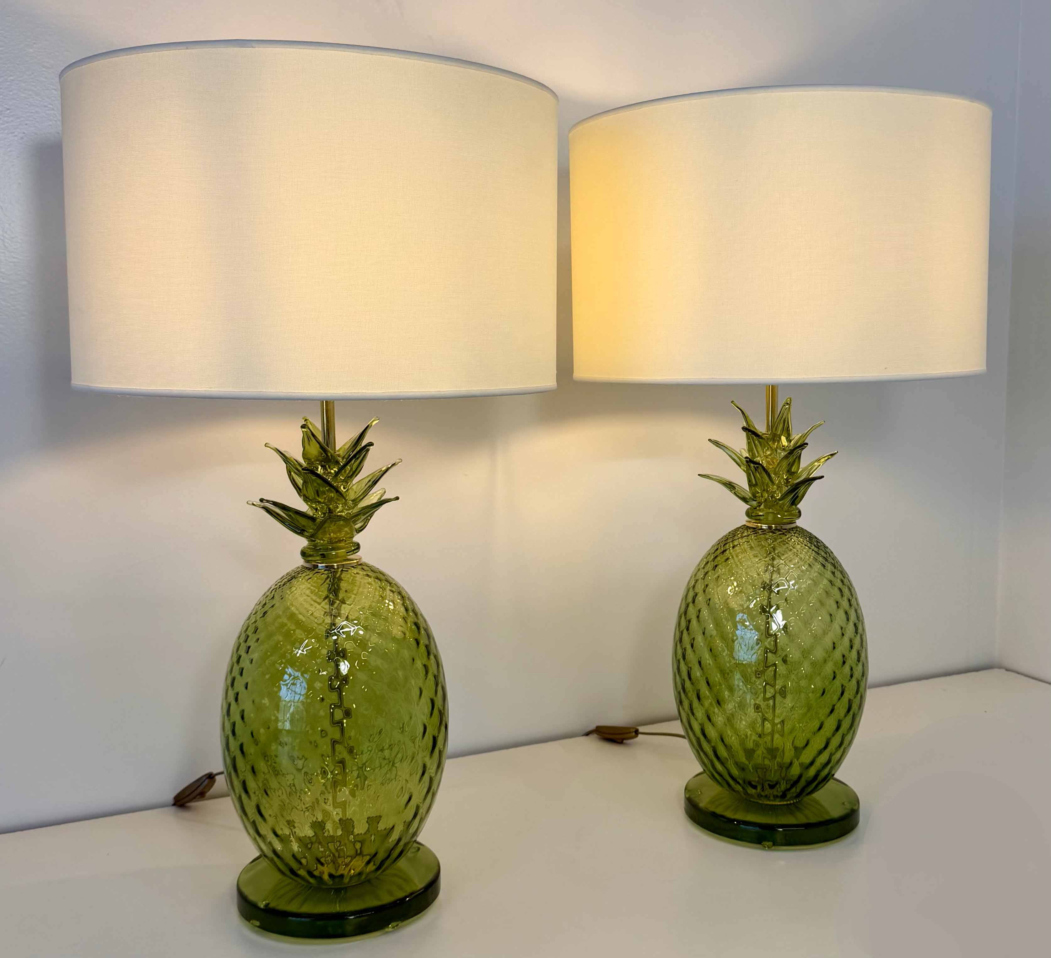 Paire de lampes en verre de Murano en forme d'ananas Art Déco italien avec abat-jours.