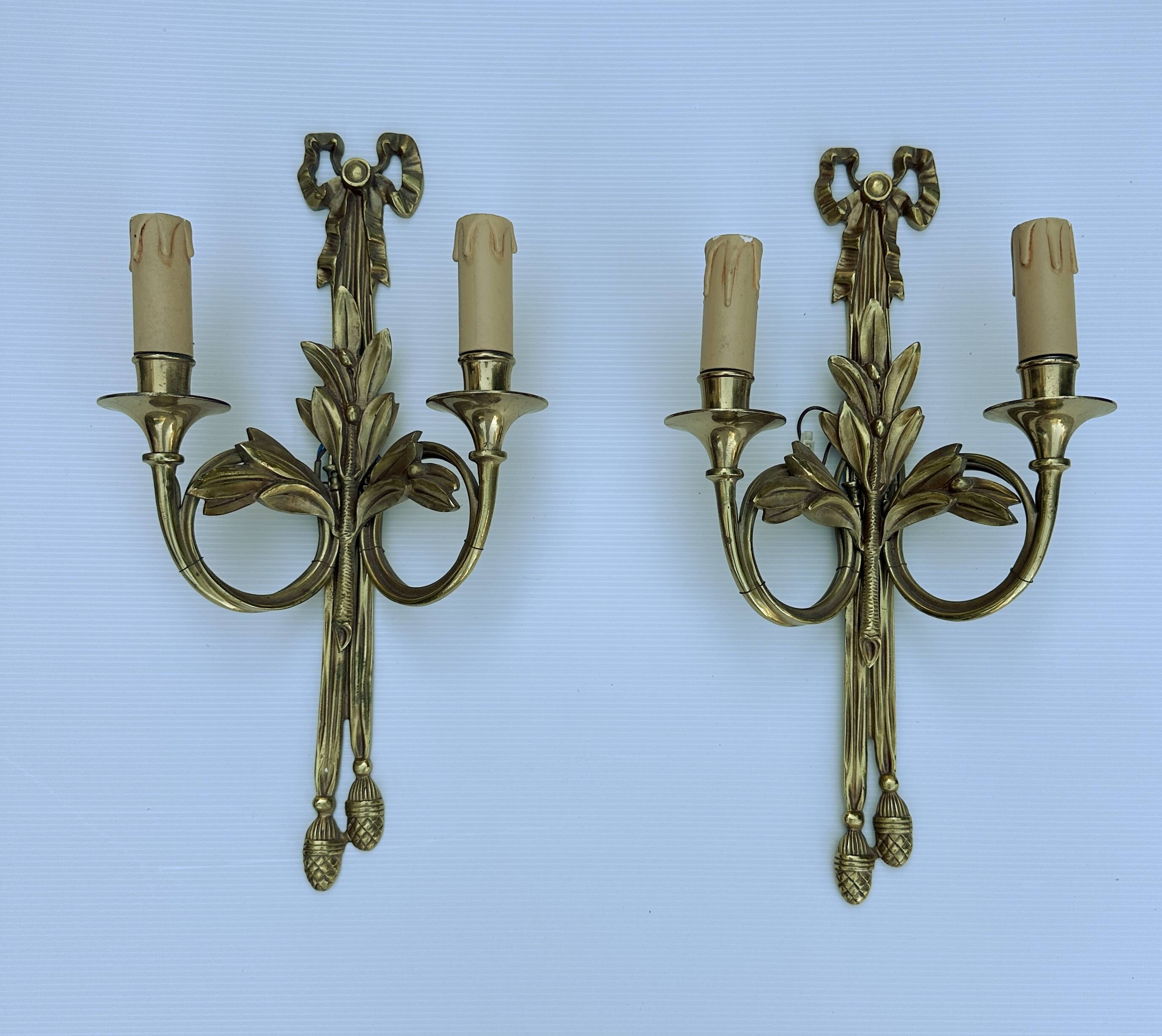 Pair of gilt bronze wall sconces in hunting horn style, Louis XVI.