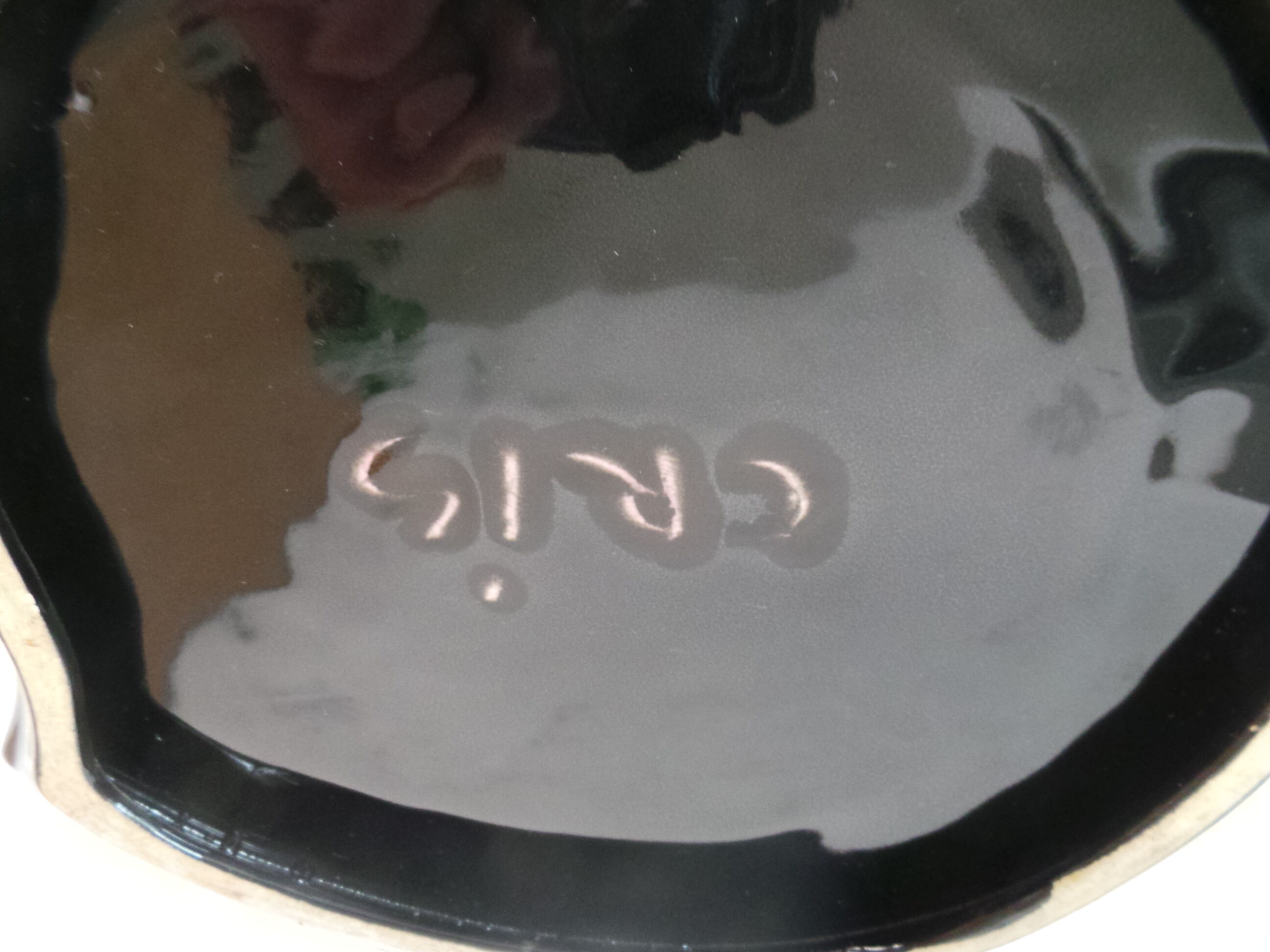 Centre-table dish shaped like horseshoe in ceramic