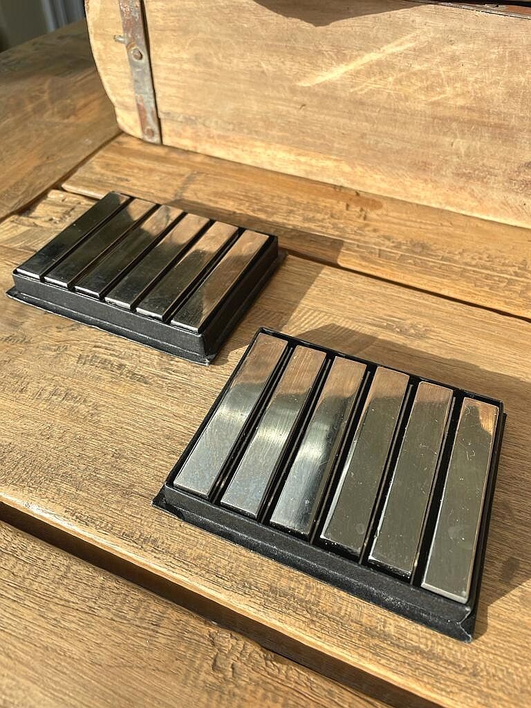 Set of 12 metal knife holders