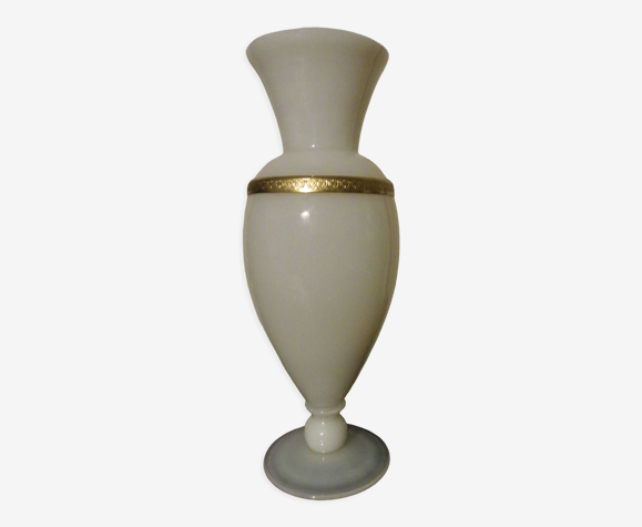 Vase piédouche opaline et métal doré décor Charles X