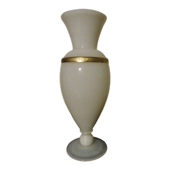 Vase piédouche opaline et métal doré décor Charles X