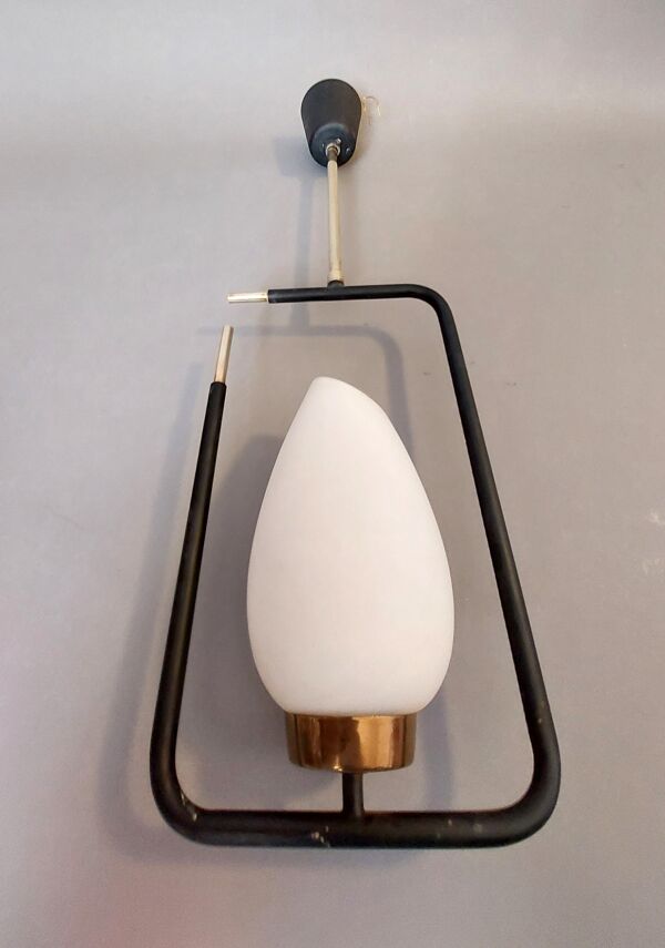 Suspension Maison Lunel en métal noir, laiton doré et opaline 1960.