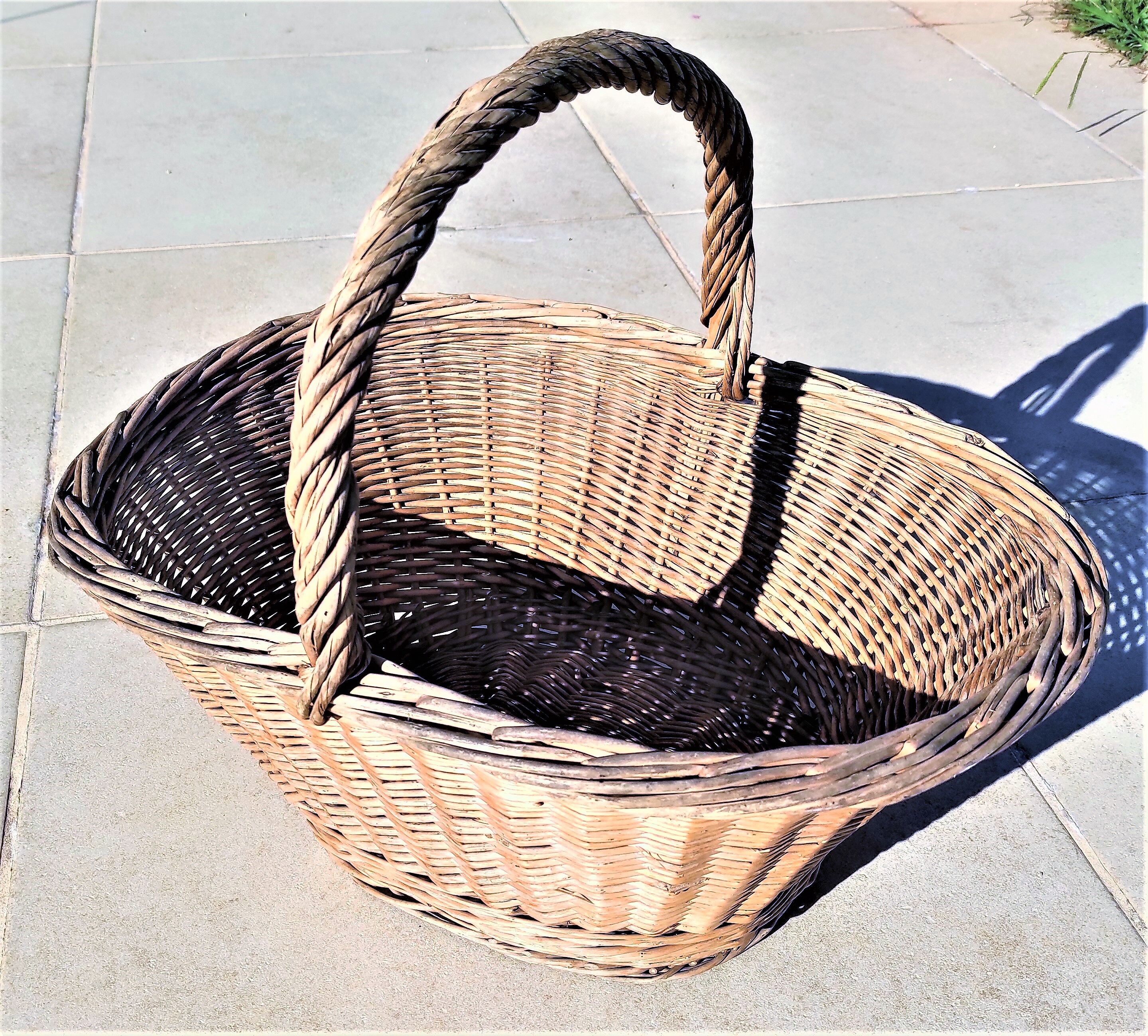 Old and very large flared wicker basket braided vintage for racing market etc ...  from 52 x 45 x 39 cm