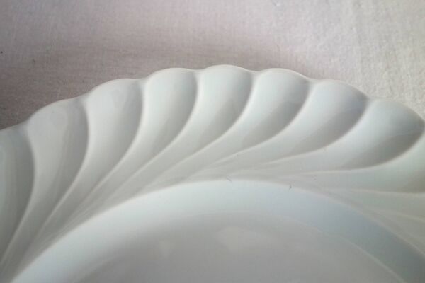 8 assiettes plates en porcelaine blanche torsadée Limoges Haviland