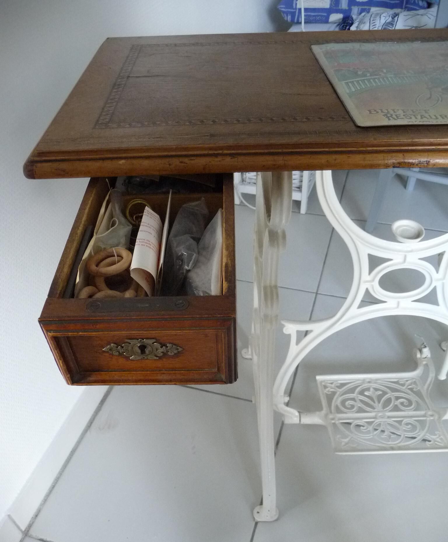 Ancienne table de machine à coudre Singer