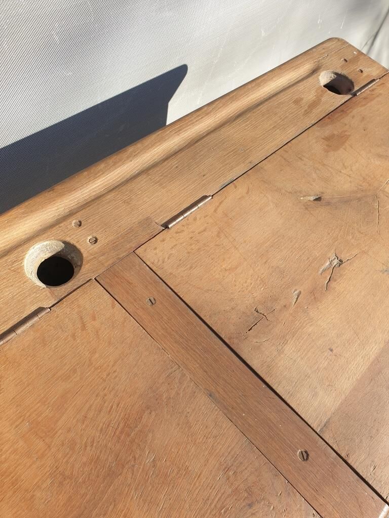 Bureau d'écolier pupitre double et son banc graffitis