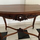 Table en noyer sculpté style Louis XV